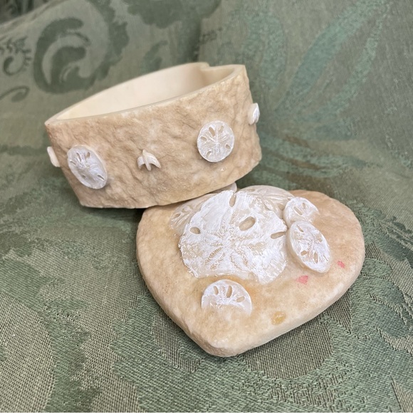 Sand dollar vintage trinket box; coastal, nautical heart shaped shell box. - Picture 2 of 10